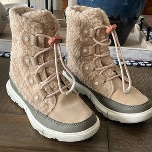 Sorel Kids Explorer Cozy Boots in nova sand / stone green